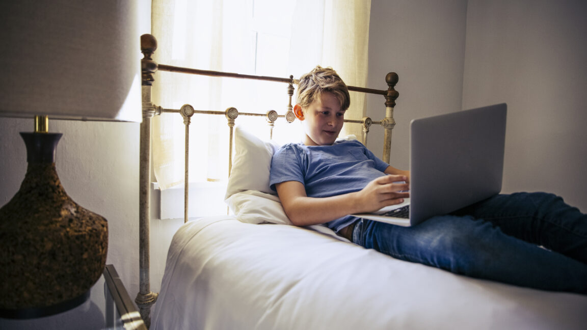 boy developed "toasted skin" condition from using a laptop every day